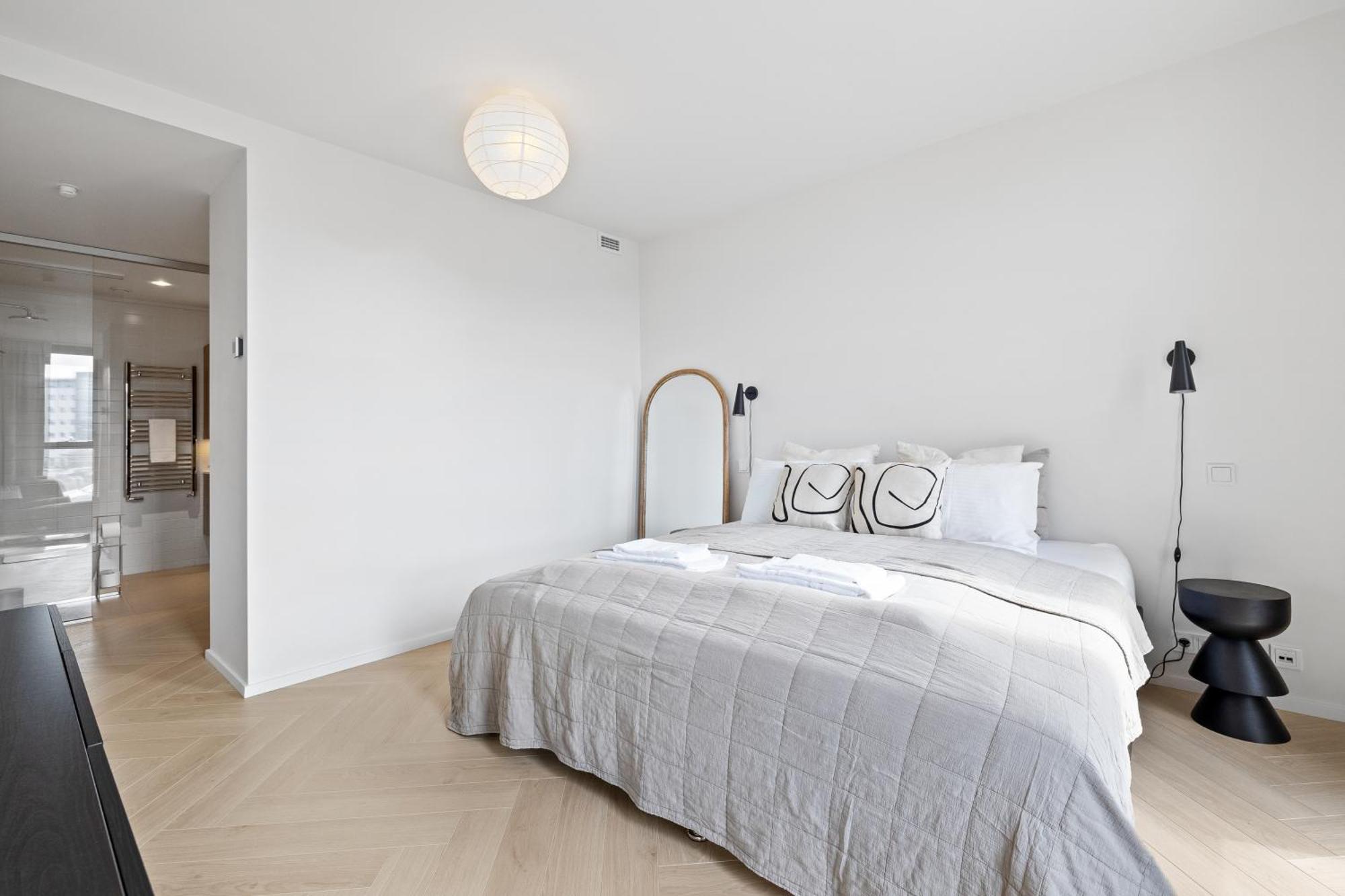 Specious 3br & 2ba With Ocean View - Free Parking Apartment
