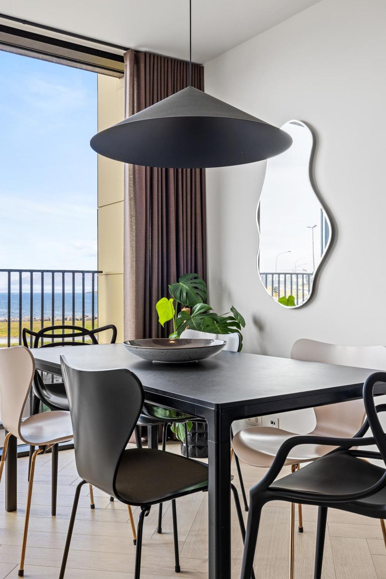 Specious 3br & 2ba With Ocean View - Free Parking Apartment