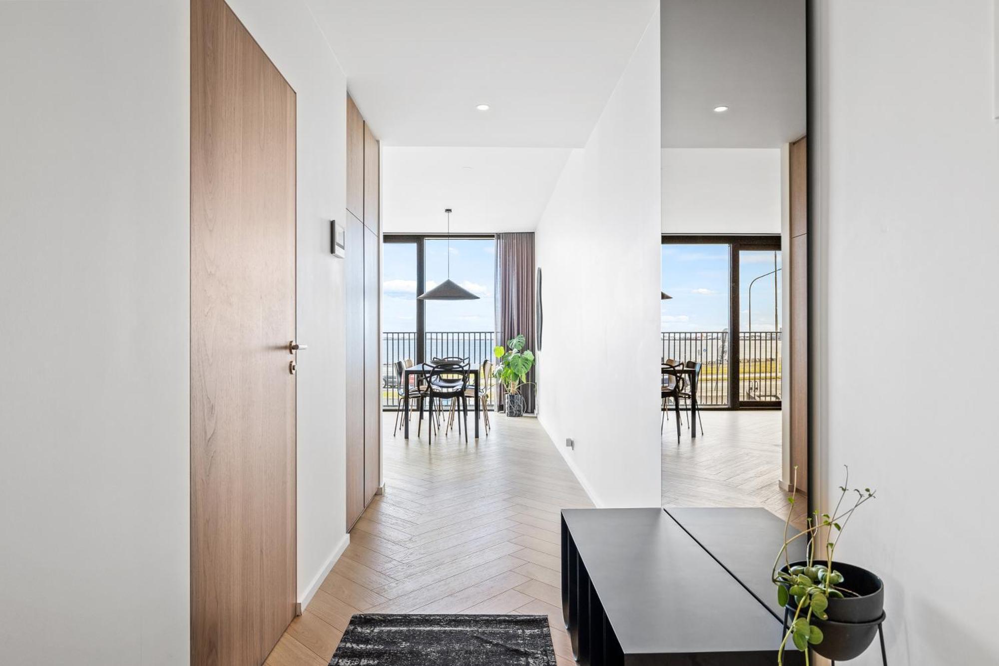 Specious 3br & 2ba With Ocean View - Free Parking Apartment