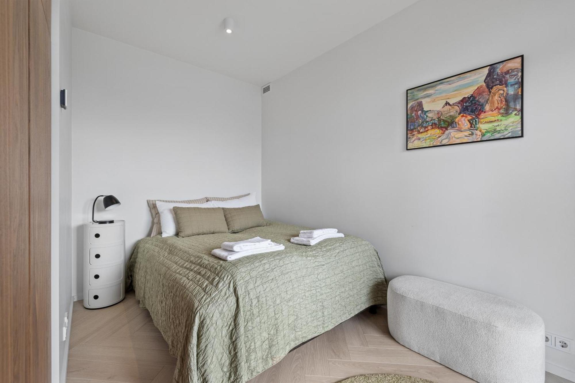Specious 3br & 2ba With Ocean View - Free Parking Apartment *