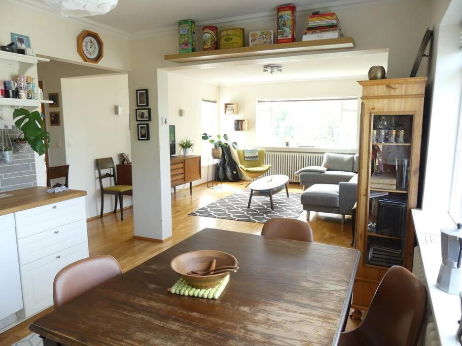 Bright 2 Bedroom In Apartment *