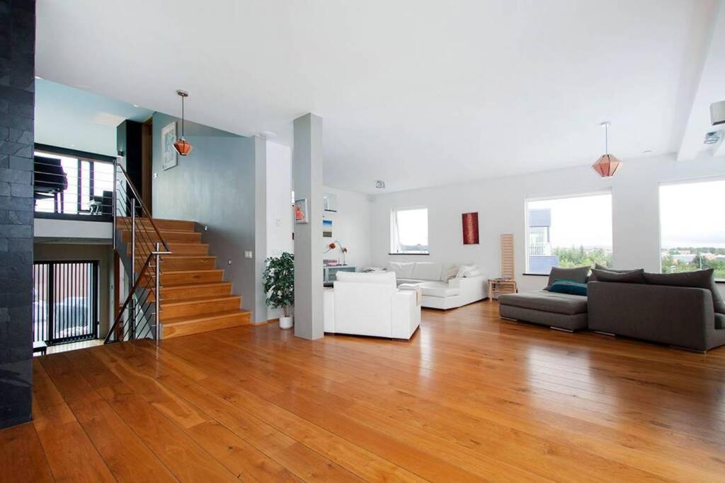 Villa Sunny And Spacious Luxury House