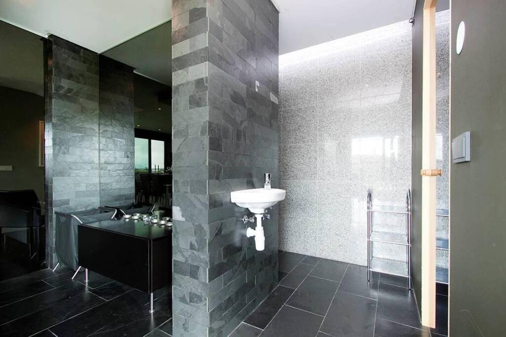 Sunny And Spacious Luxury House Reykjavik