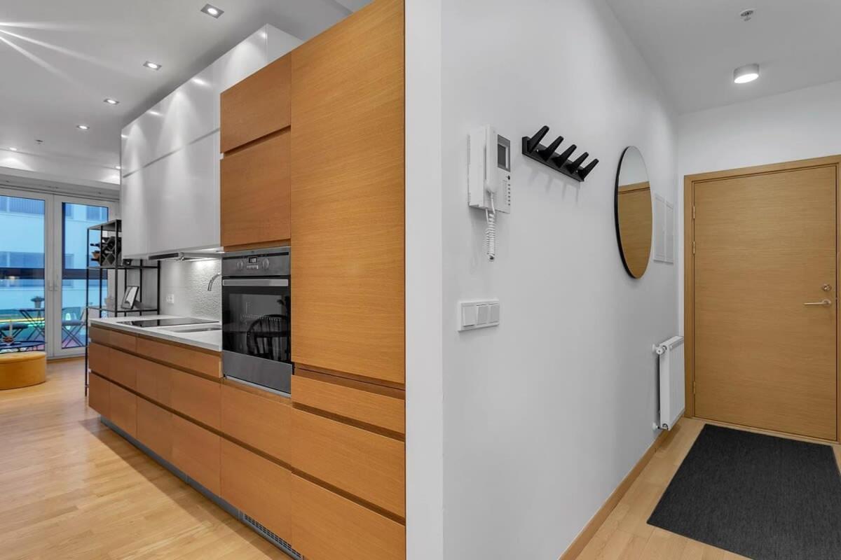 Centrally Located Modern 1br *
