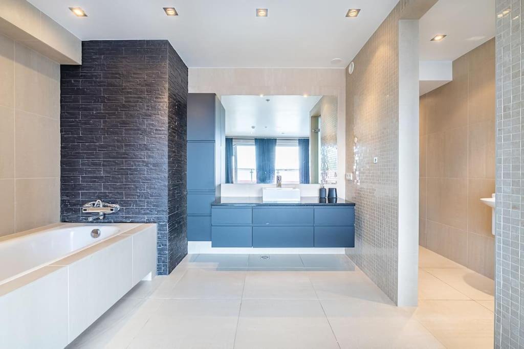 Luxury Apartment, Prime Location Apartment