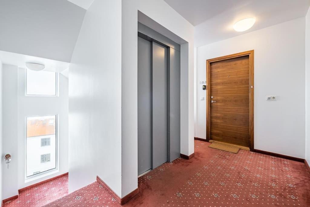 Luxury Apartment, Prime Location Apartment