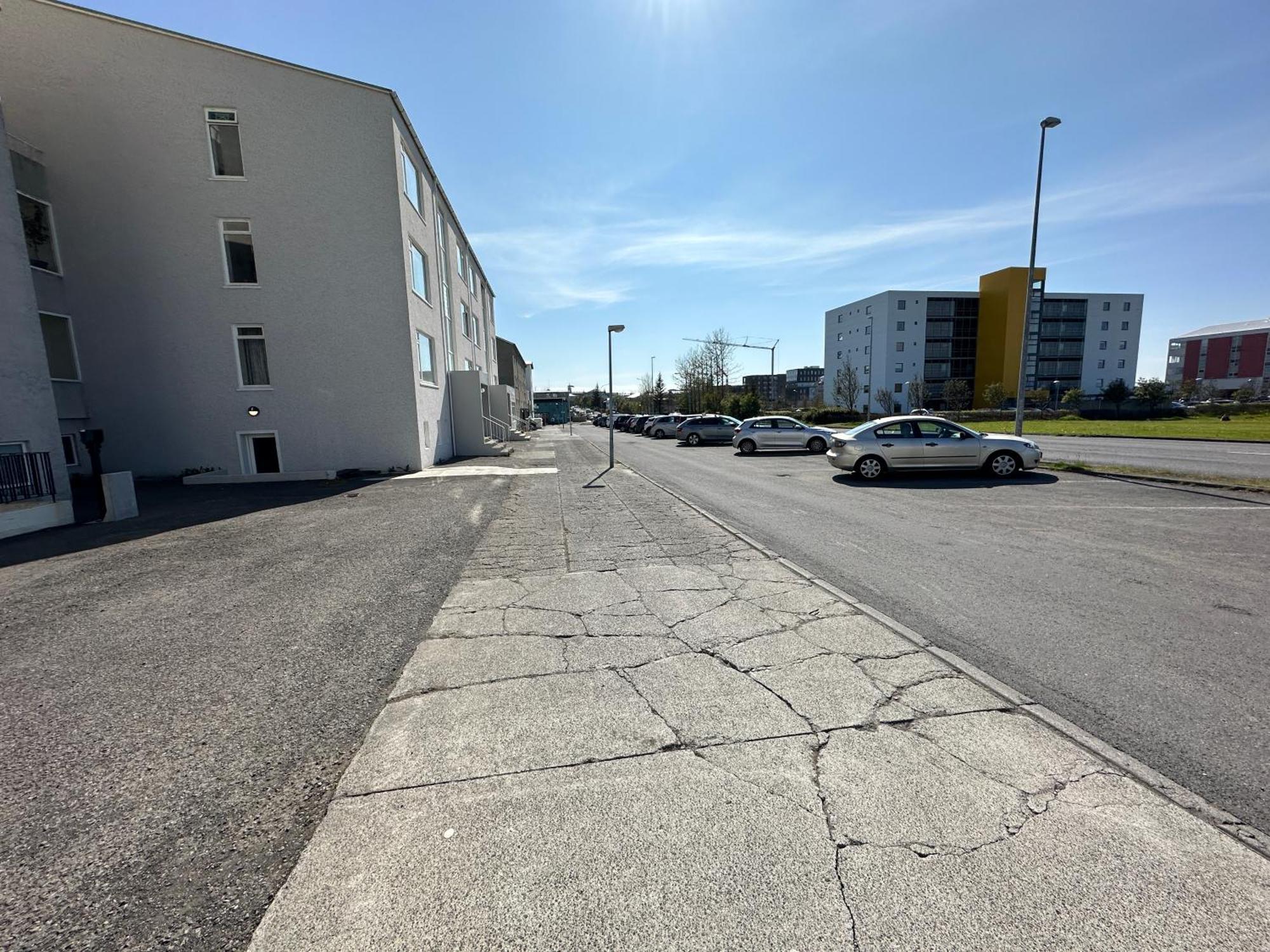 In Laugarnesvegi, - Birta Apartment *