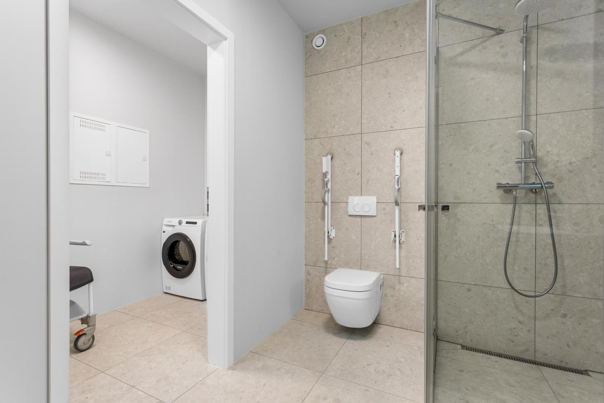 Modern 2-bedroom Apt In Prime Location *