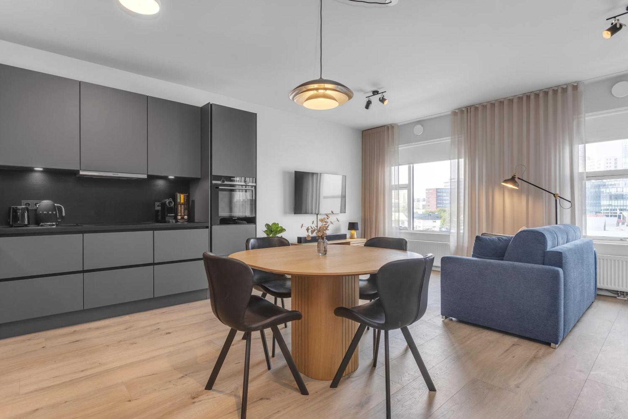 Apartment Modern 2-bedroom Apt In Prime Location *