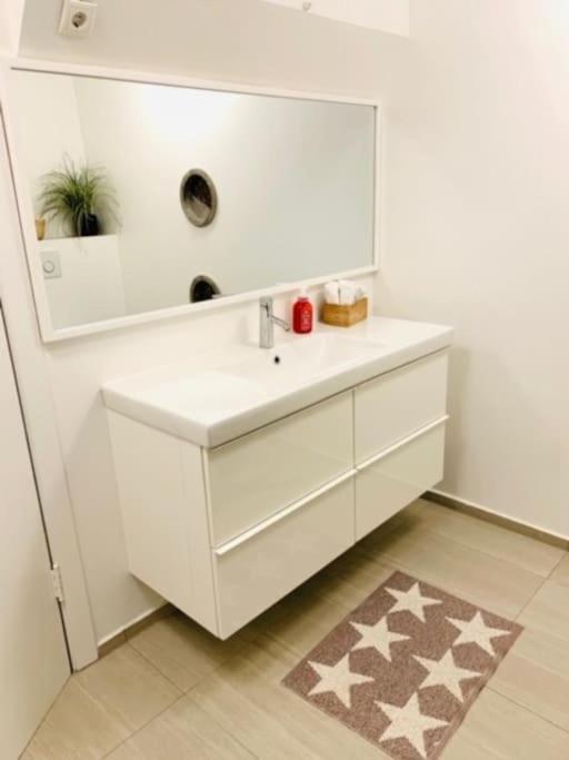 Sea Side 3br In Central With Free Parking *