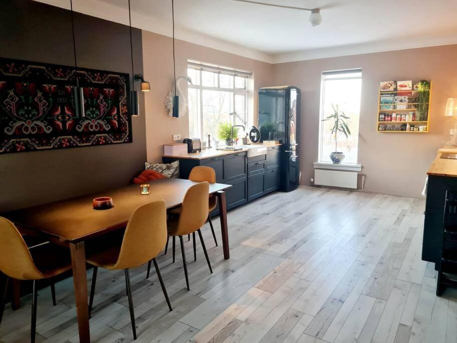 Apartment 2 Bedroom Apartment With A Loft- Close To Downtown