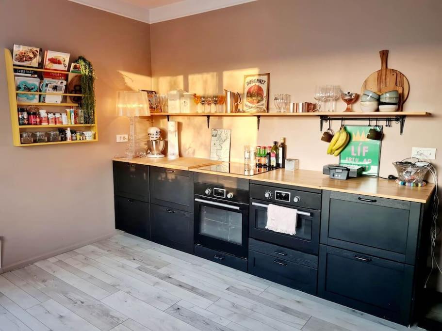 2 Bedroom Apartment With A Loft- Close To Downtown *