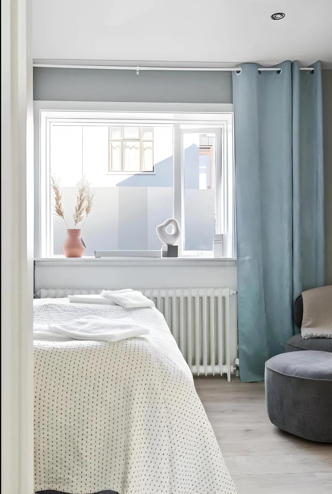 Center, King Bed, 65