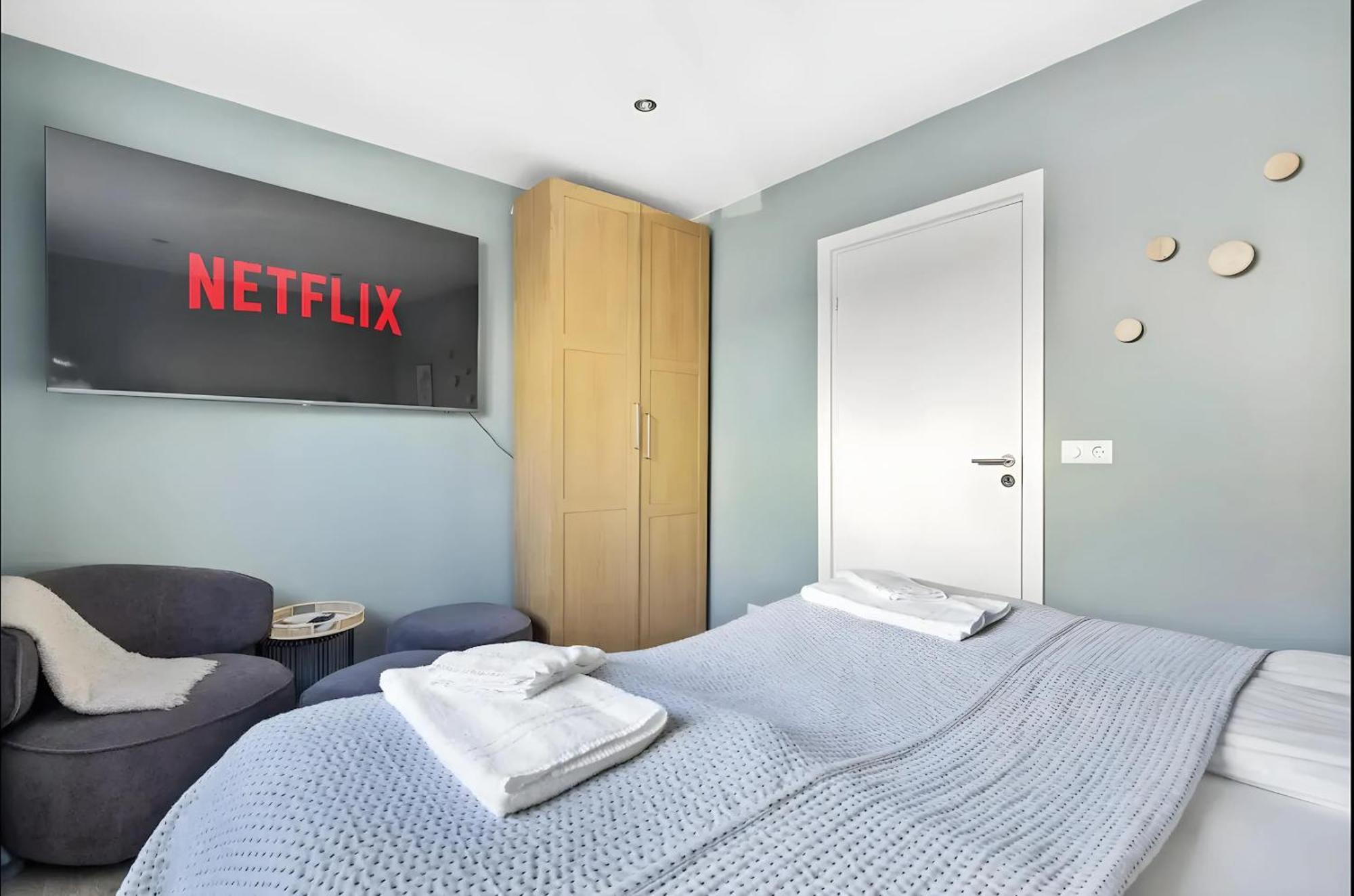 Center, King Bed, 65
