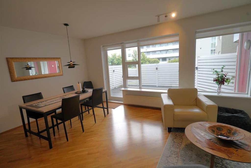 Beautiful With Patio In Reiquiavique