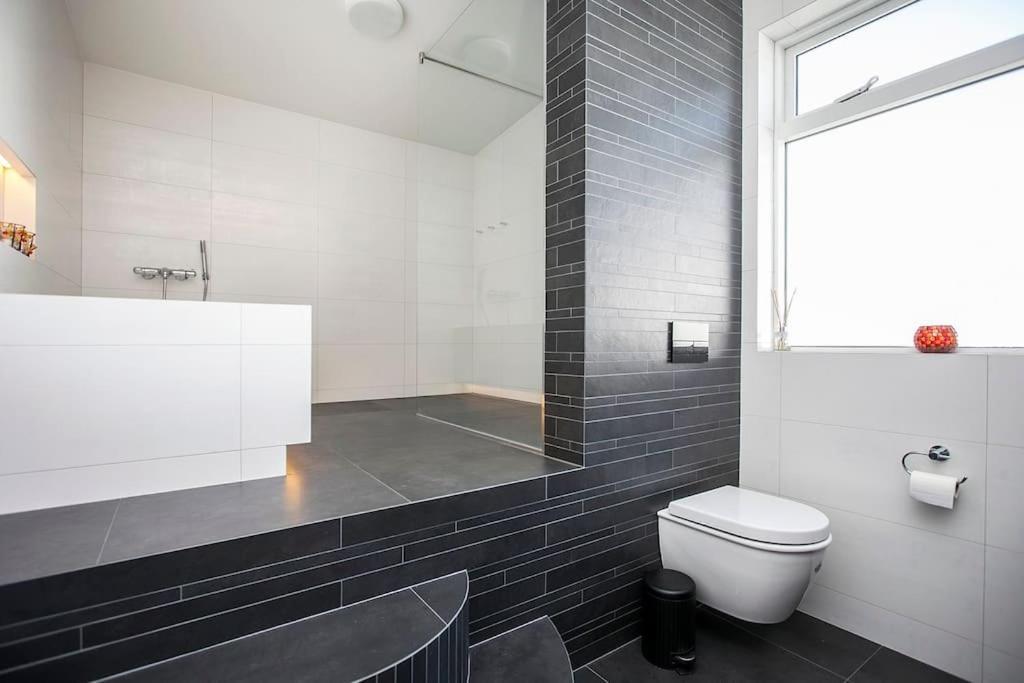 Bright House For 6 People, With Hut Tub In Garden Villa Reykjavik