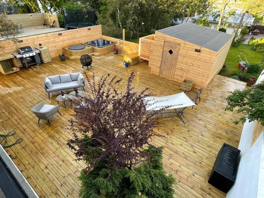 Bright House For 6 People, With Hut Tub In Garden *