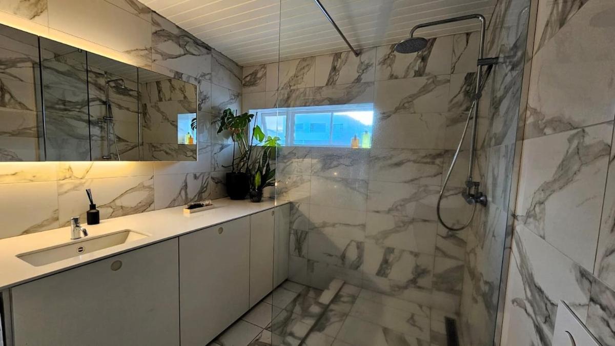 Stylish Downtown Apartment *