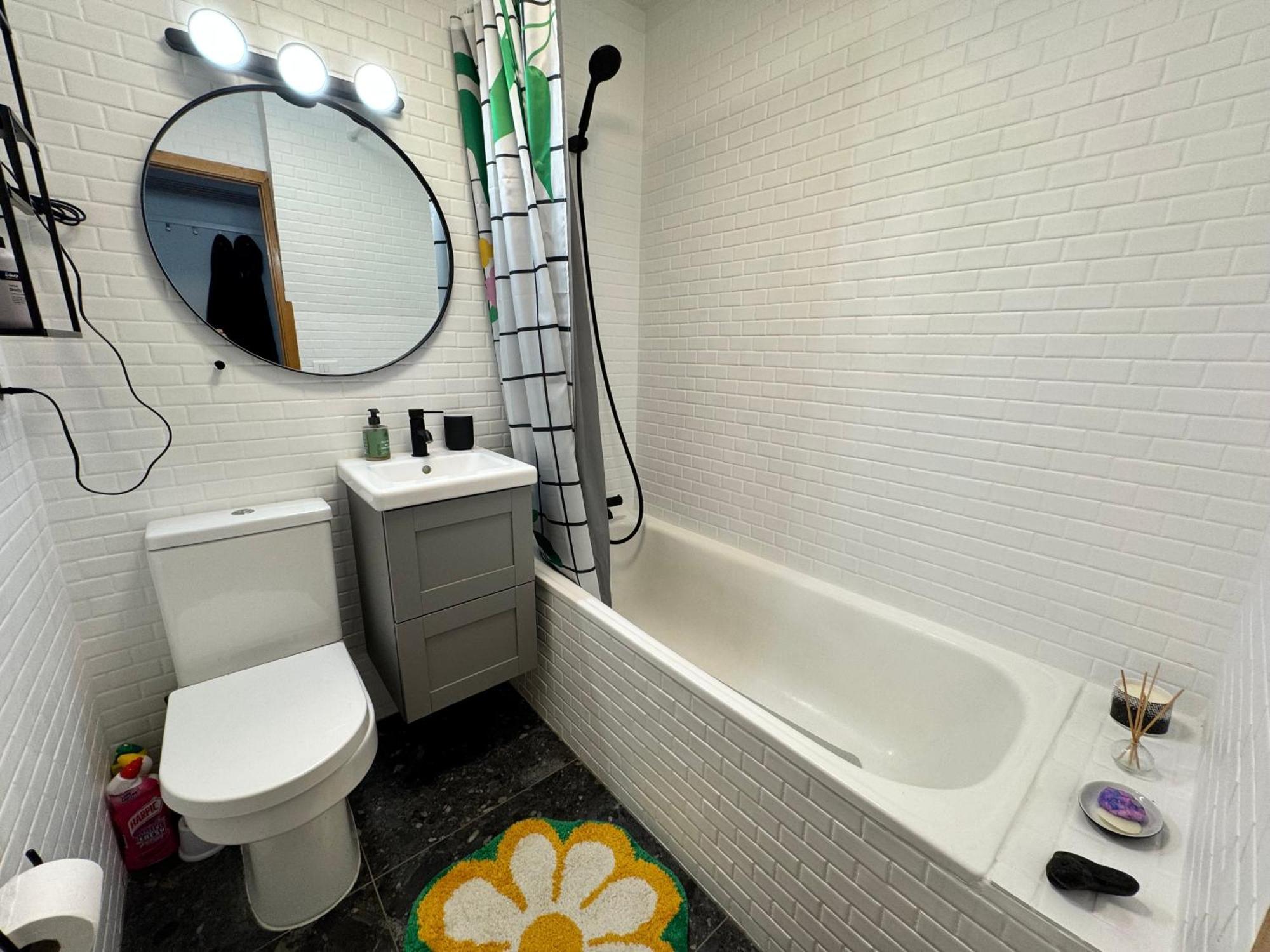 Bright & Cozy Central Studio Apartment