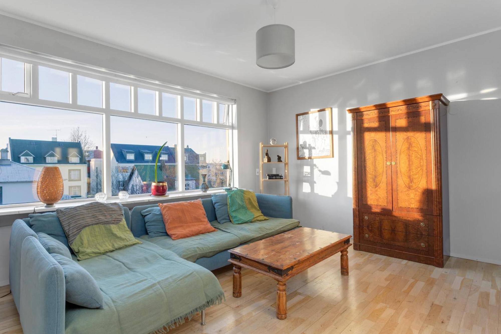 Spacious 3br Penthouse In Downtown