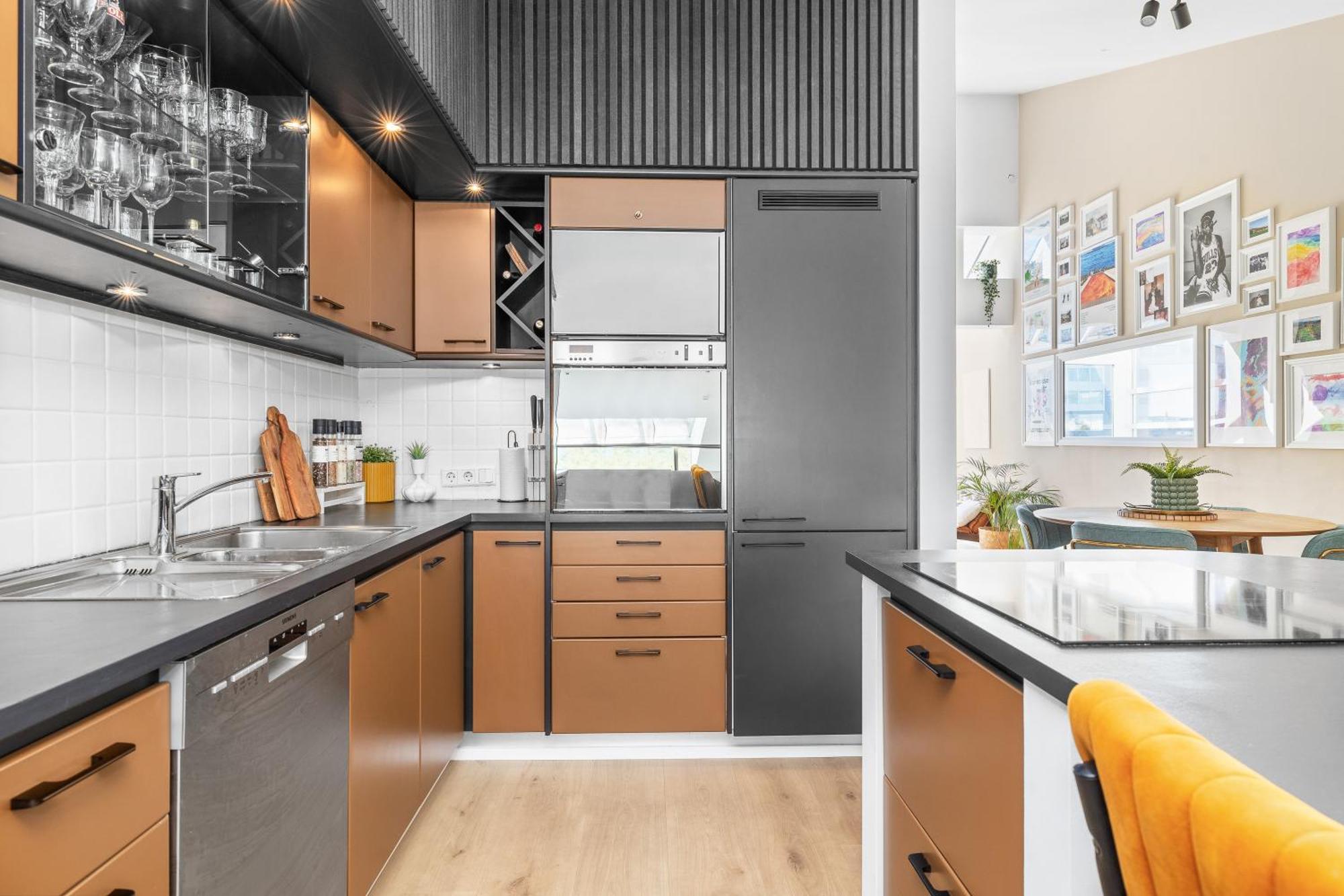 Spacious 2 Story Downtown *