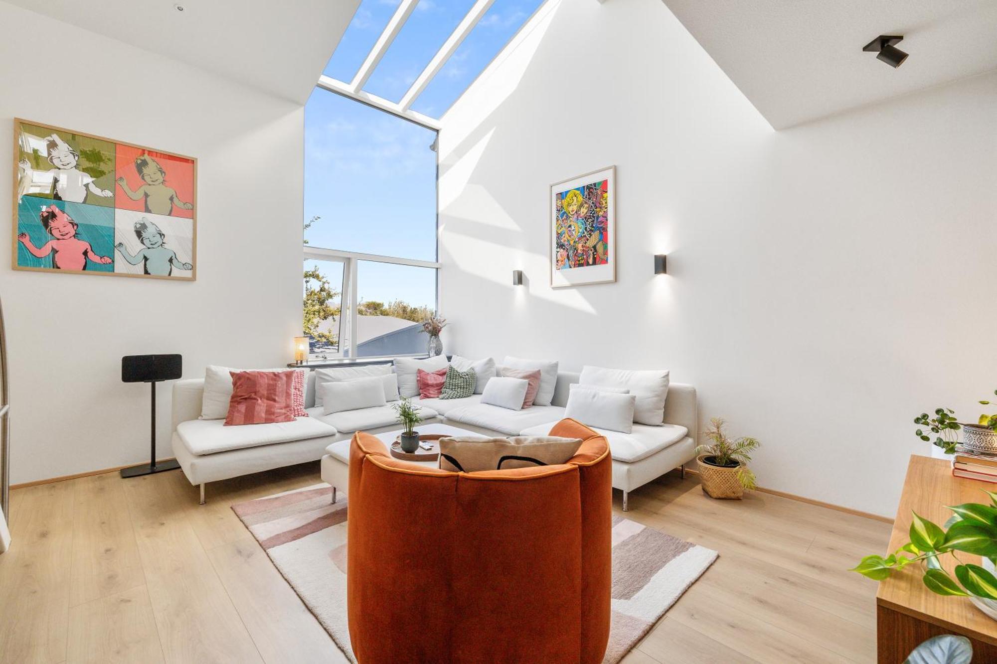 Spacious 2 Story Downtown * Reykjavik