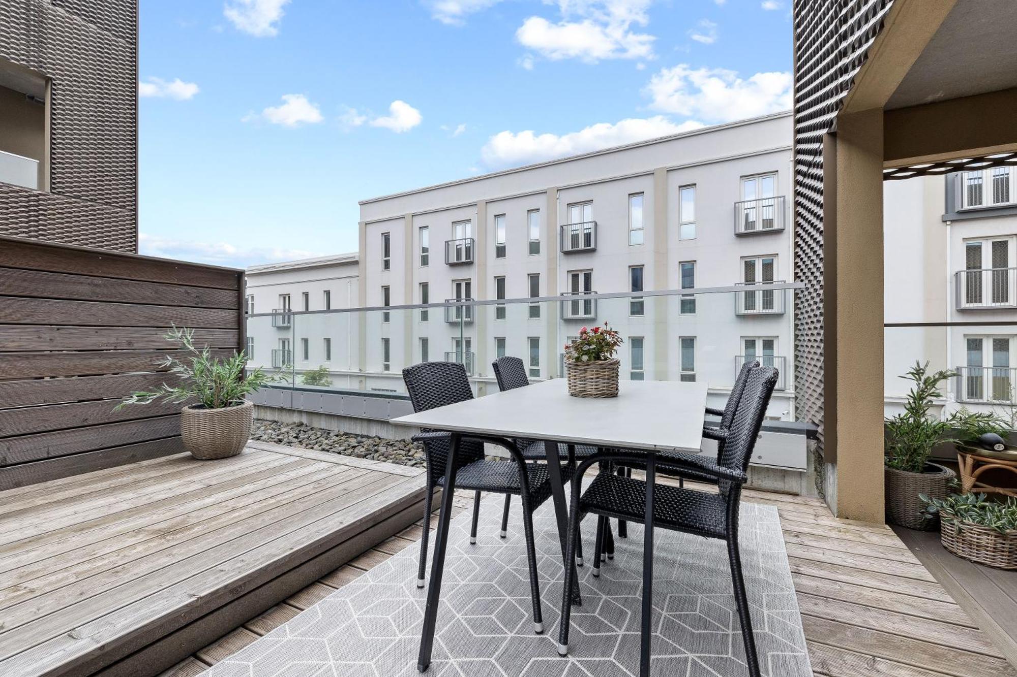 Vibrant Hafnatorg I Spacious With Expansive Garage Apartment *