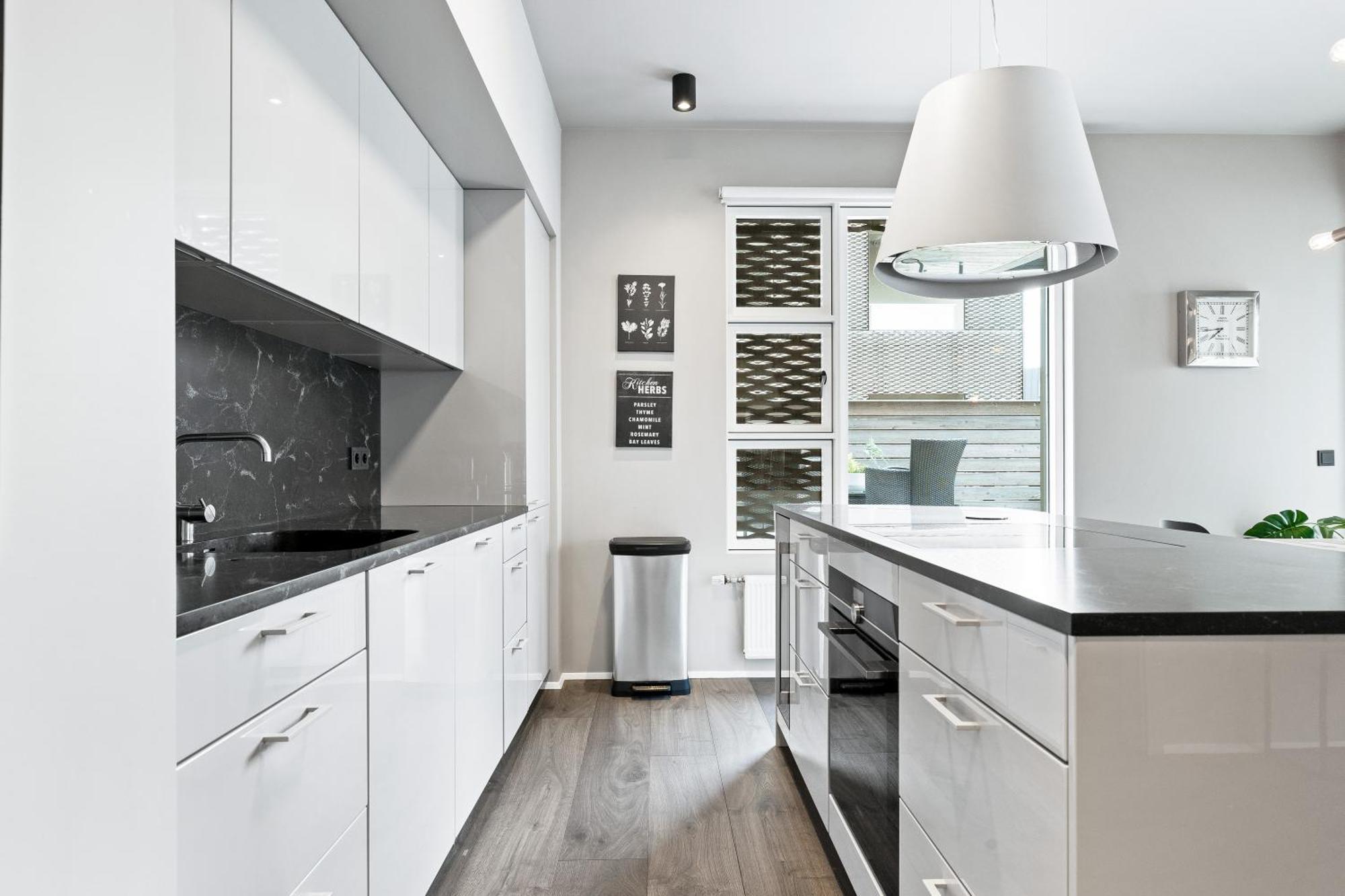 Vibrant Hafnatorg I Spacious With Expansive Garage Apartment