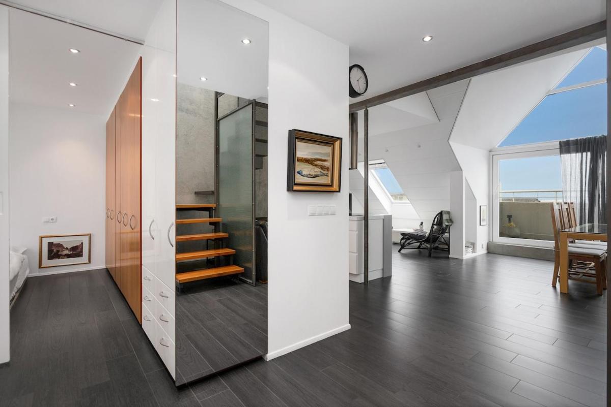 Modern & Spacious 2 Story In * Reykjavik