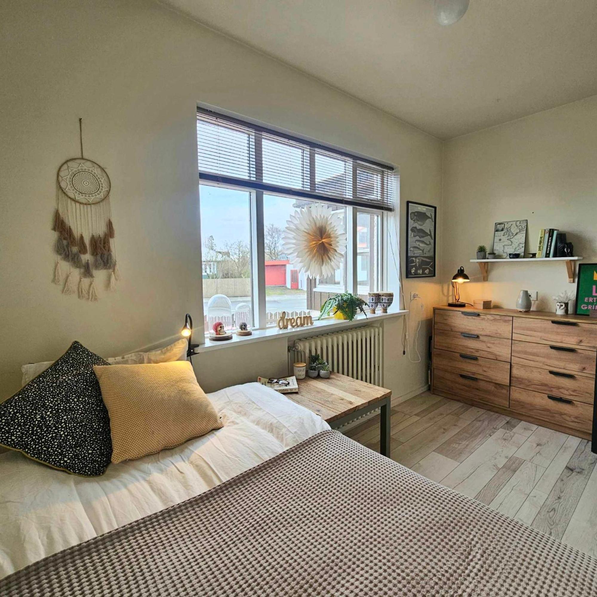 2 Bedroom Apartment With A Loft- Close To Downtown Apartment *
