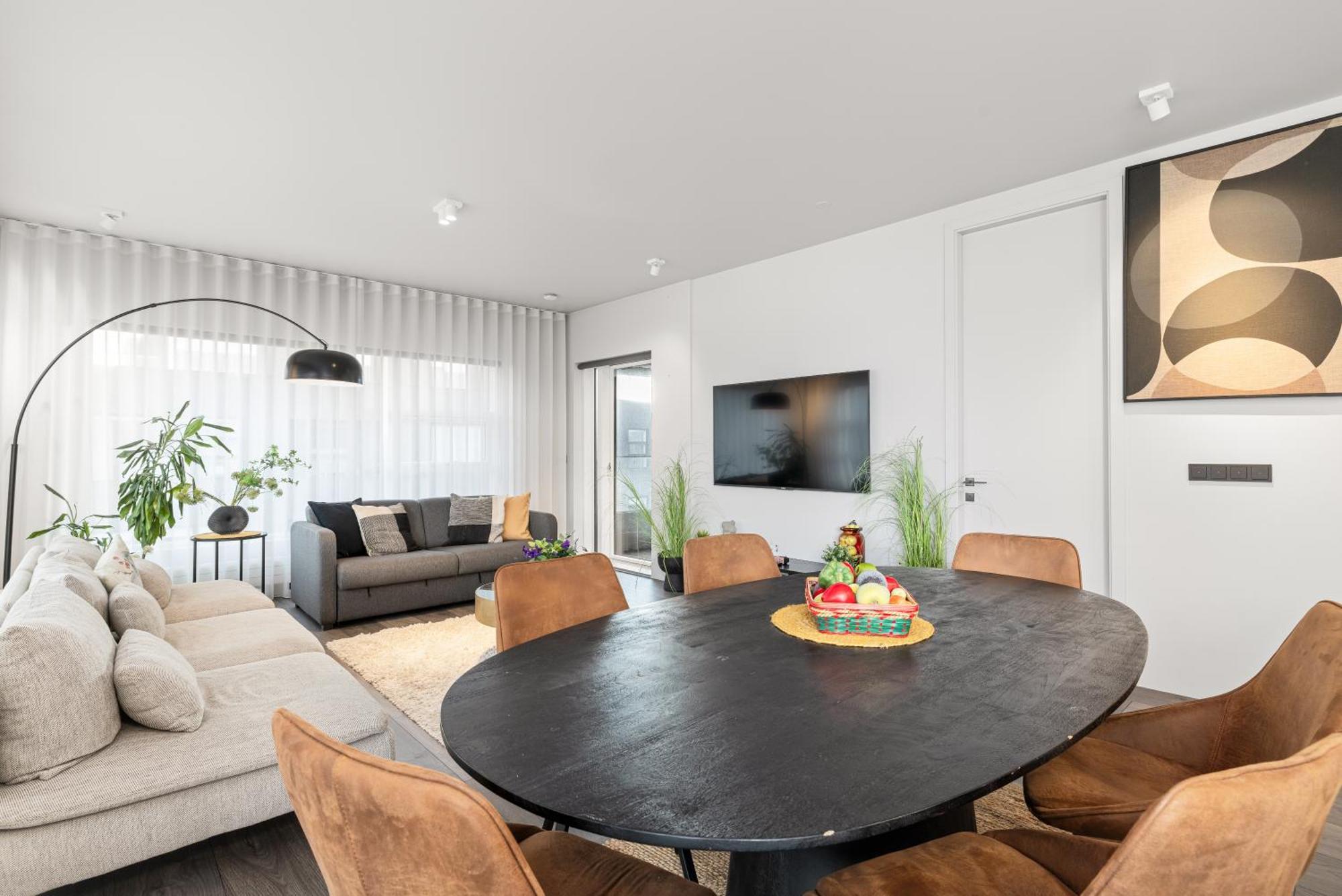 Vibrant Hafnatorg I Spacious With Expansive Garage Apartment *
