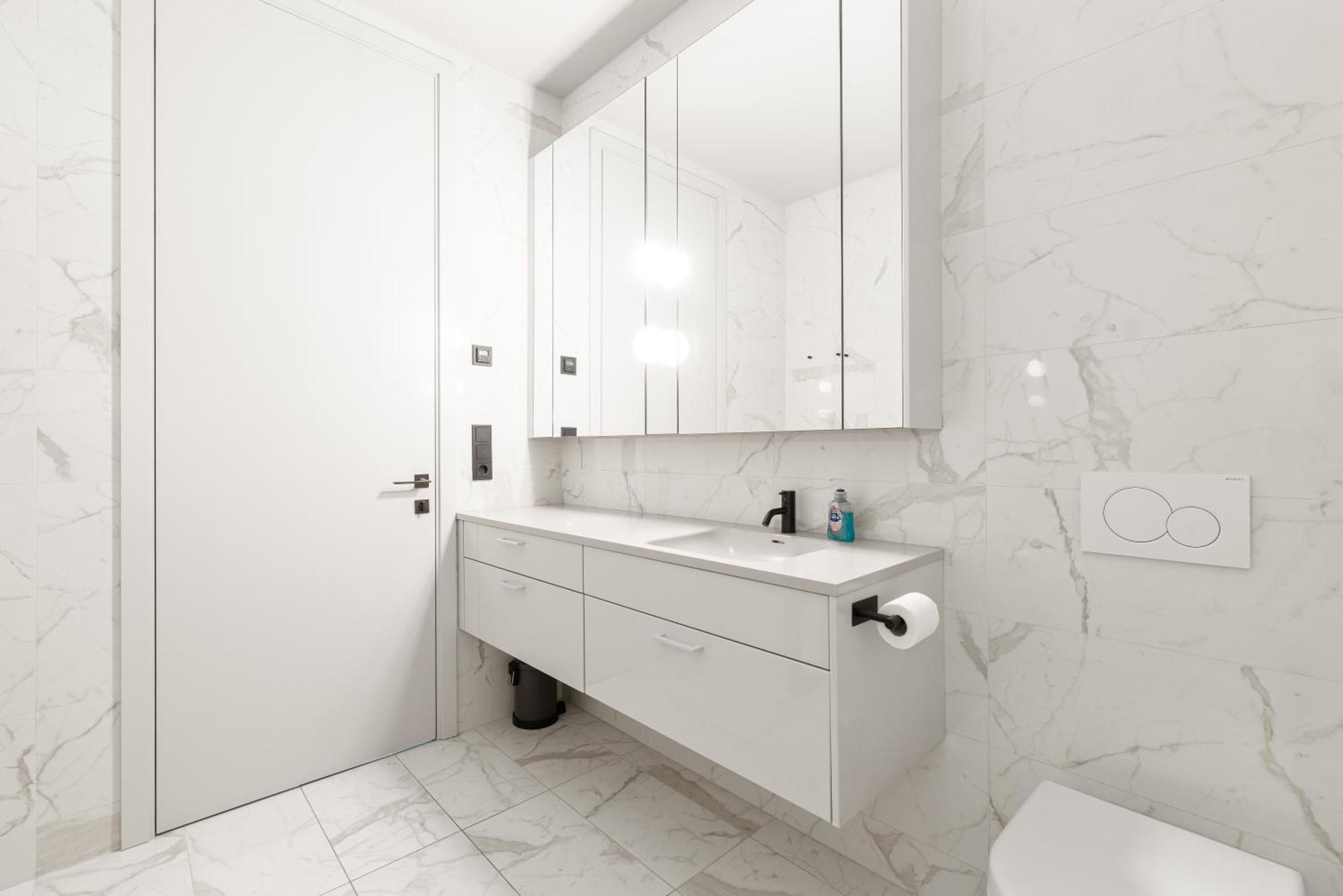 Vibrant Hafnatorg I Spacious With Expansive Garage Apartment