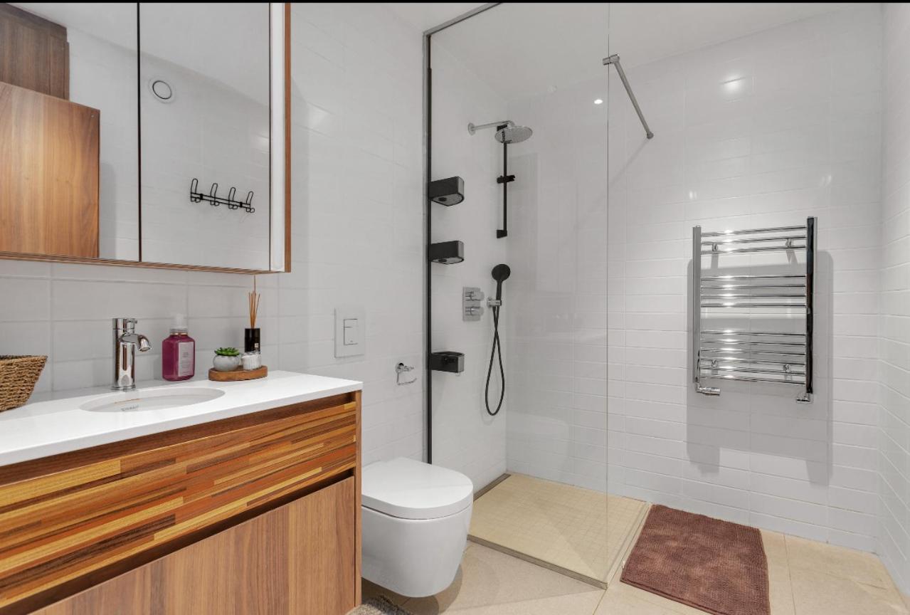 Premium Queen Downtown Apartment