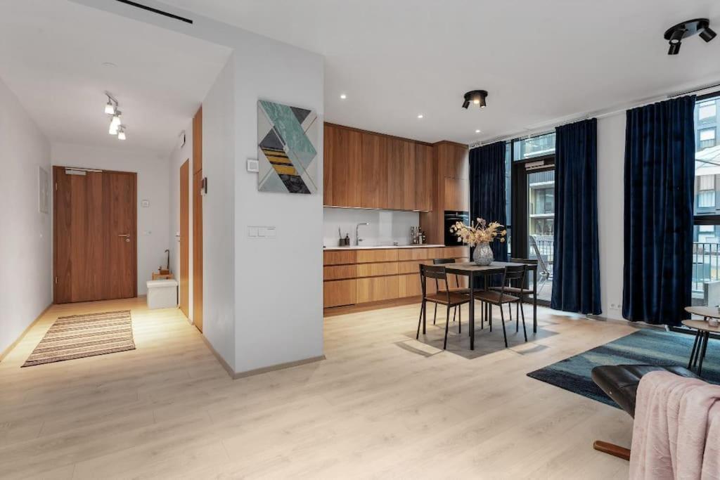Premium Queen Downtown Apartment