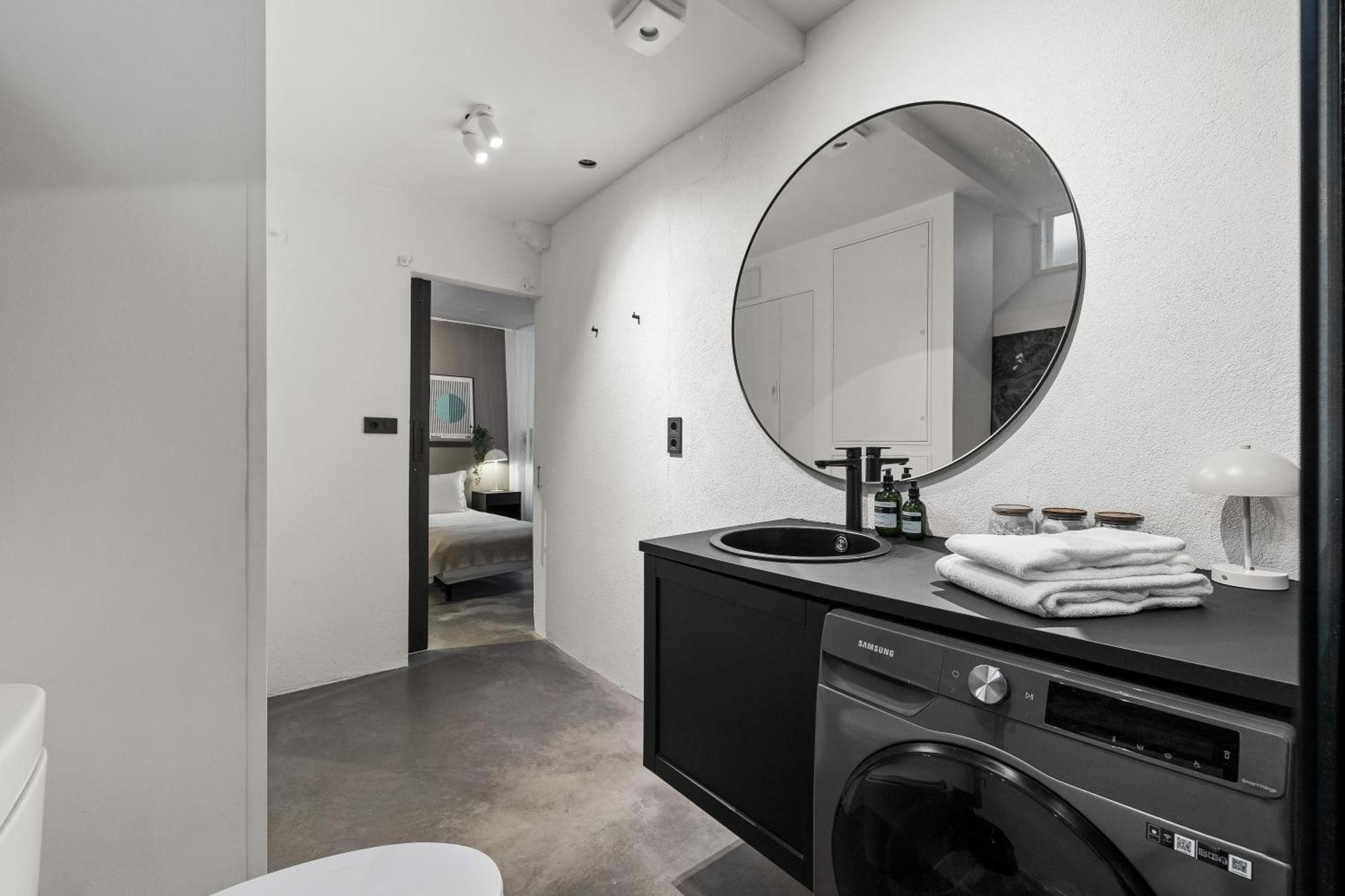 Spacious In Downtown Apartment *