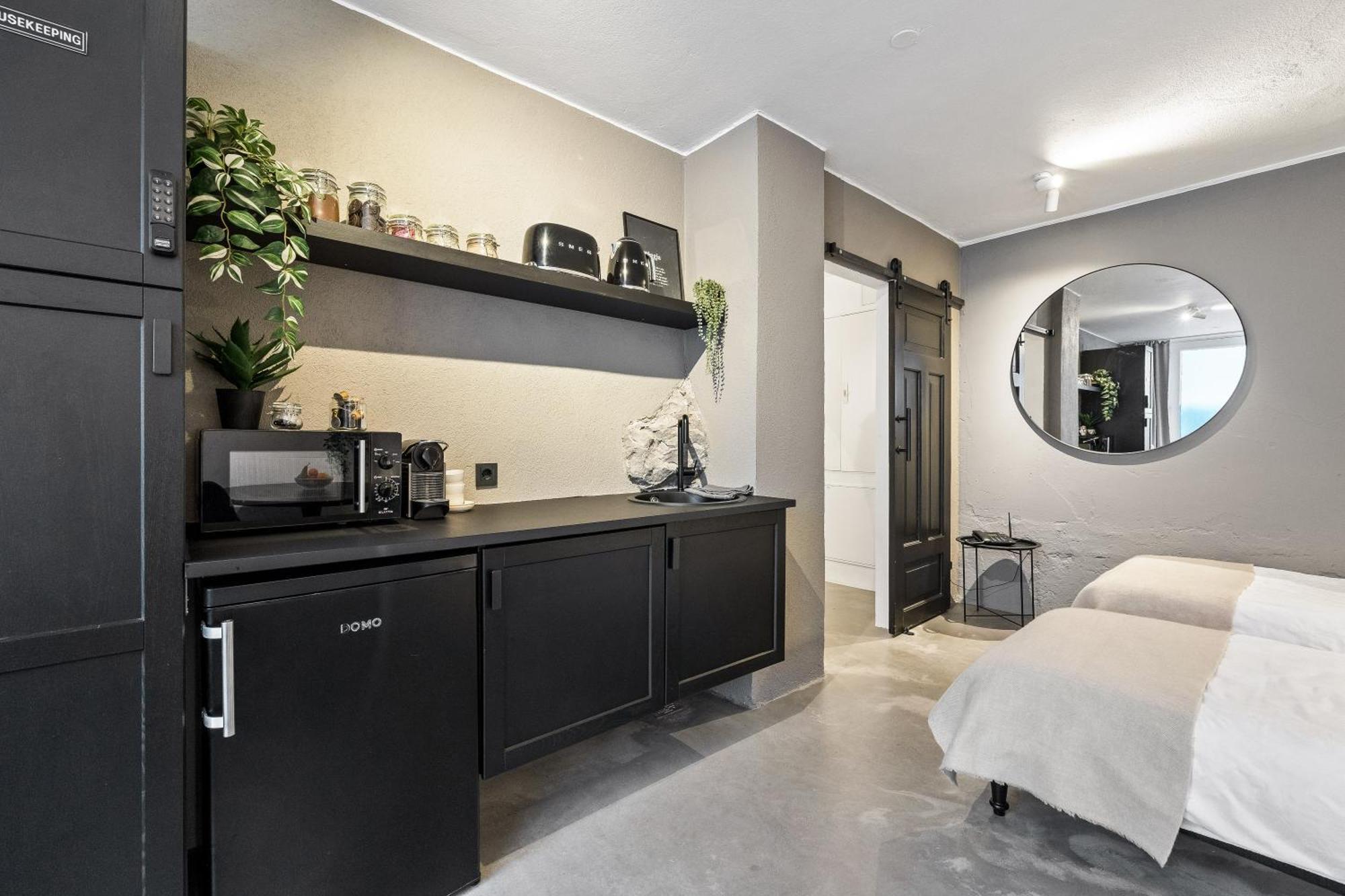 Spacious In Downtown Apartment *