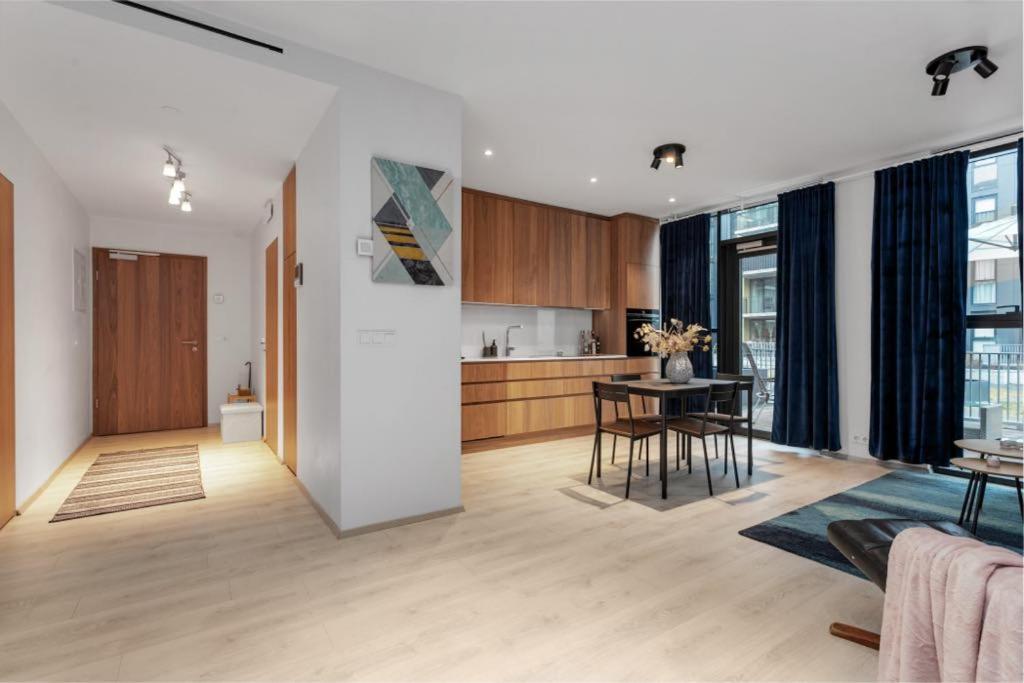 Premium Queen Downtown Apartment *