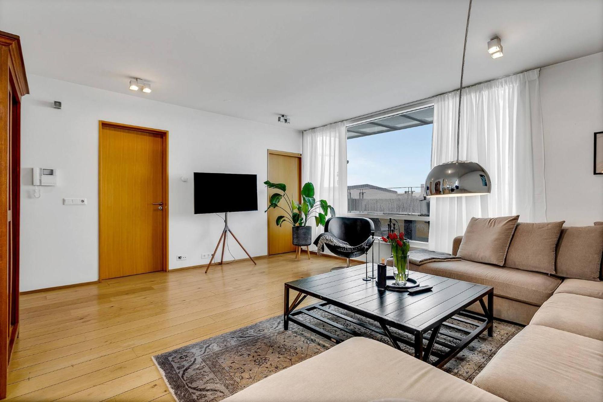 Rooftop Balcony -amz View - Lrg 2 Bedroom -free Parking Apartment
