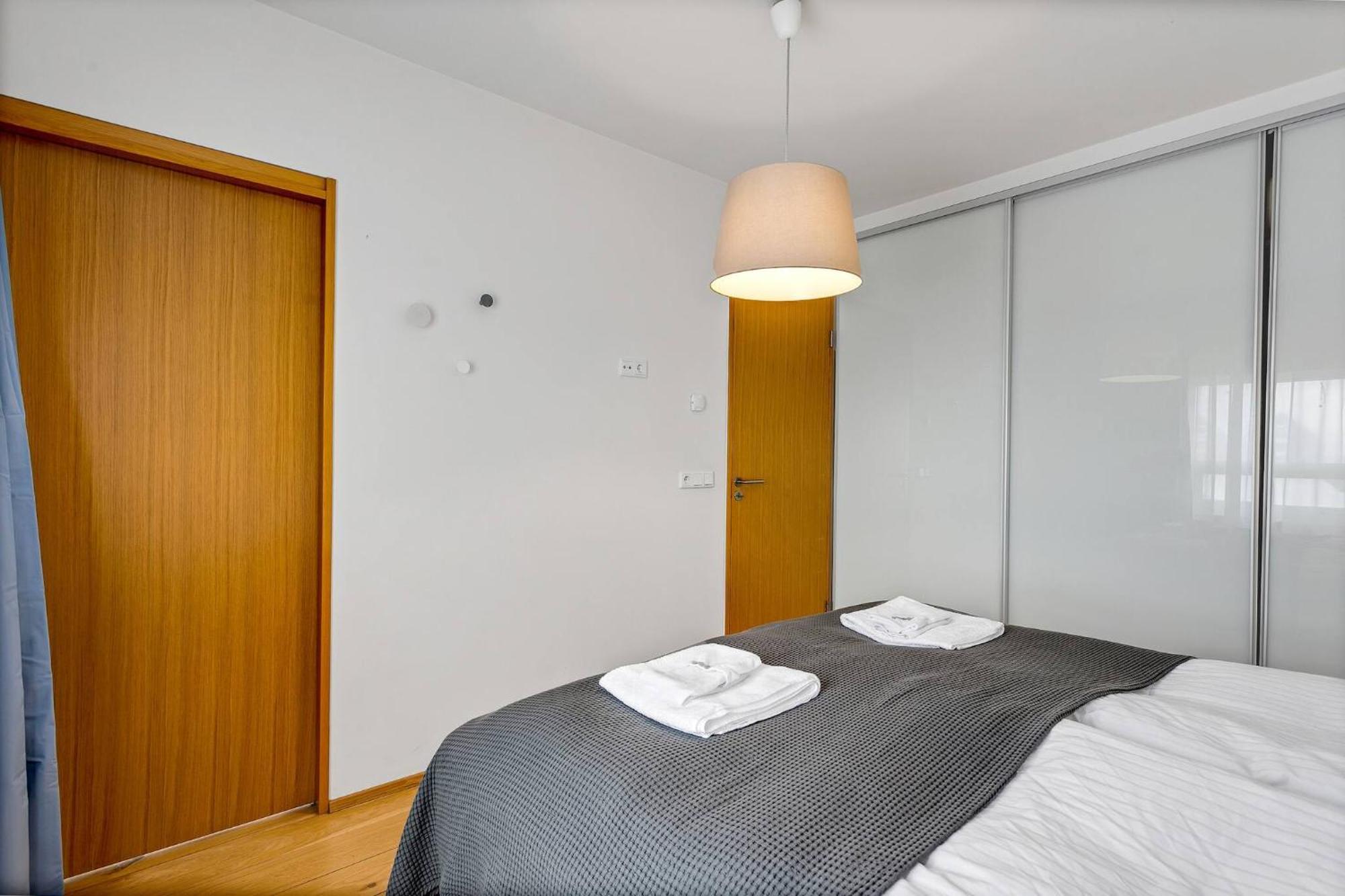 Rooftop Balcony -amz View - Lrg 2 Bedroom -free Parking Apartment