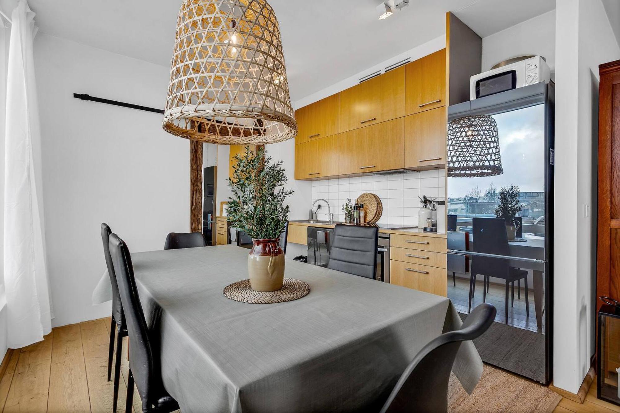 Apartment Rooftop Balcony -amz View - Lrg 2 Bedroom -free Parking *
