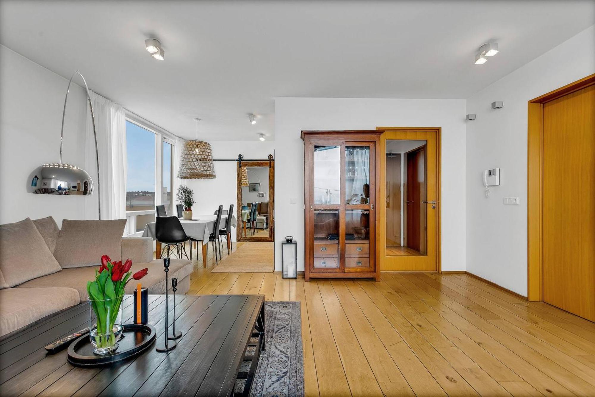 Rooftop Balcony -amz View - Lrg 2 Bedroom -free Parking *