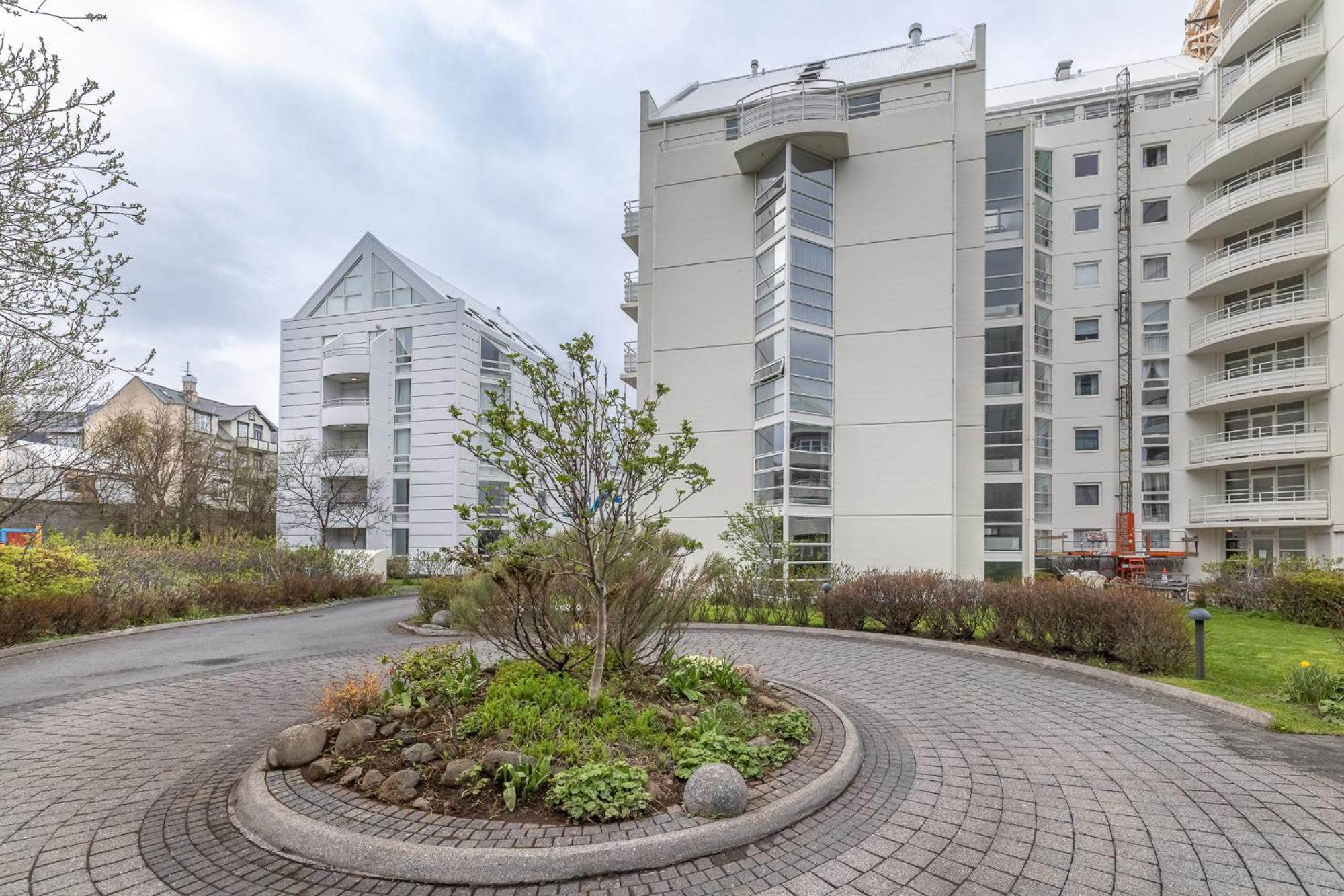 Apartment Stylish 2br With Parking In The Heart Of *
