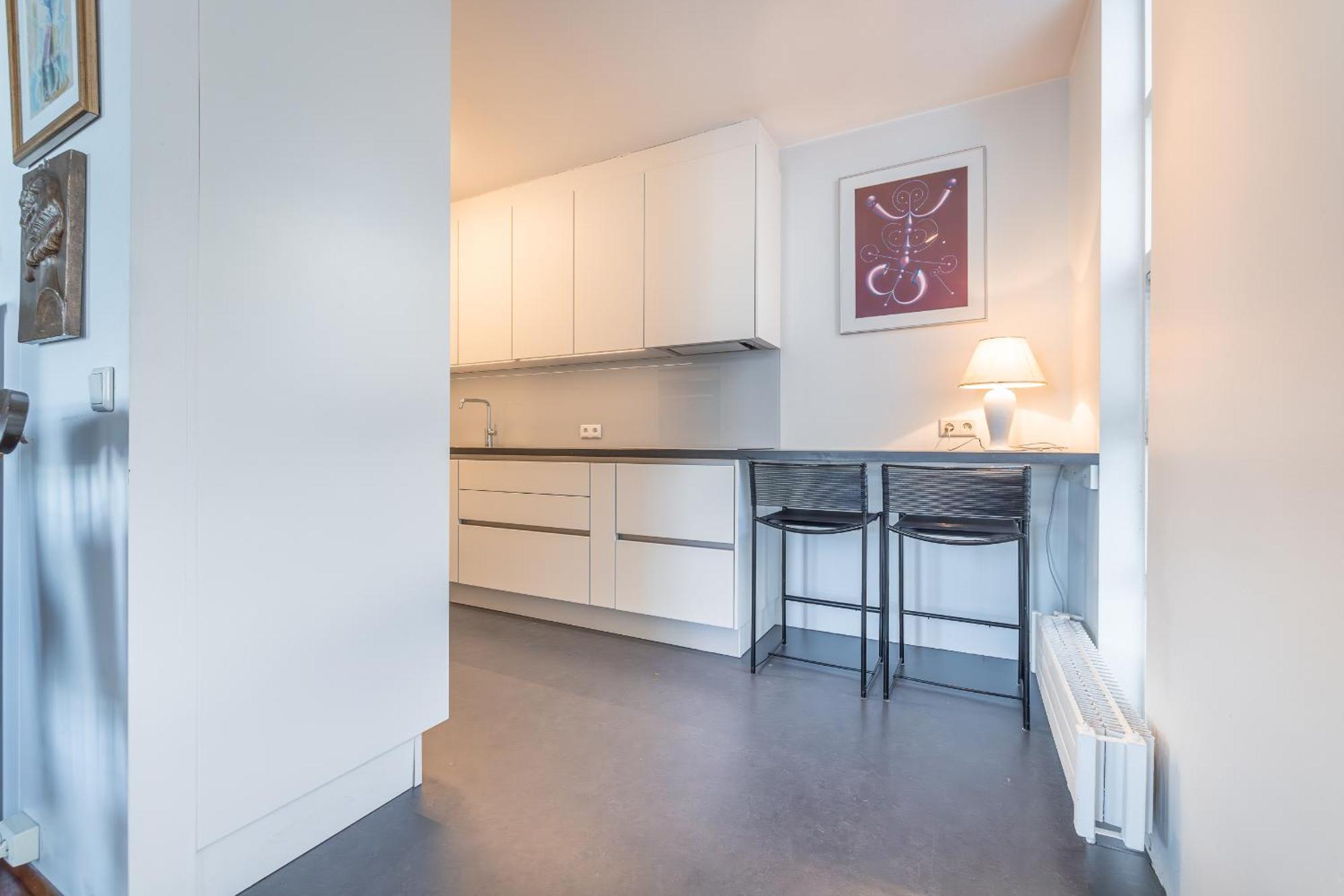 Stylish 2br With Parking In The Heart Of Apartment *