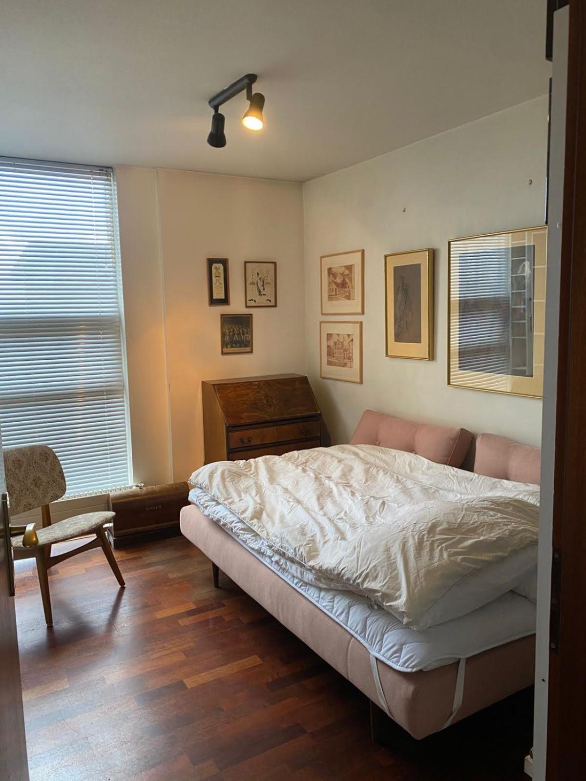 Stylish 2br With Parking In The Heart Of Apartment *