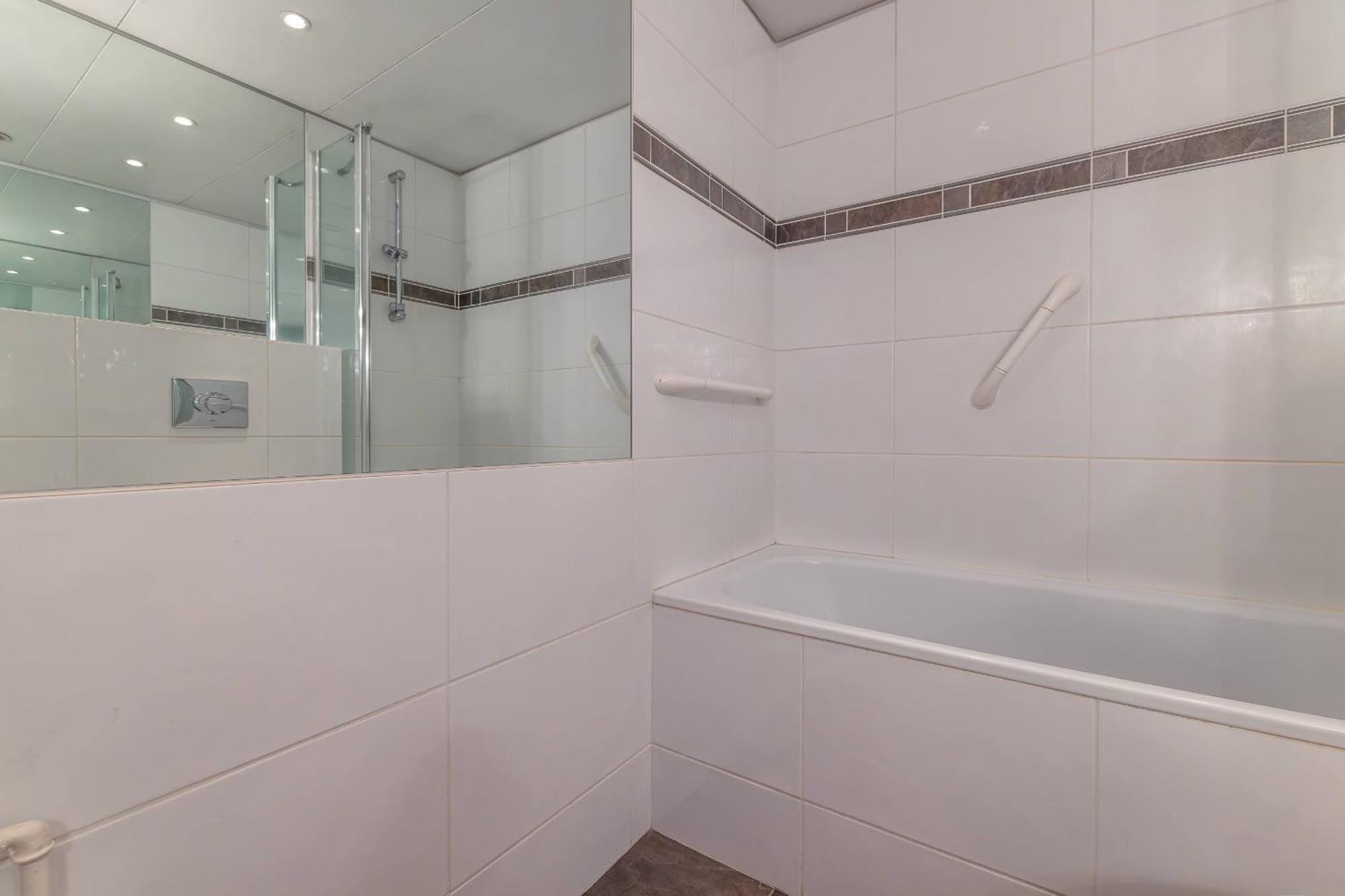 Stylish 2br With Parking In The Heart Of Apartment *