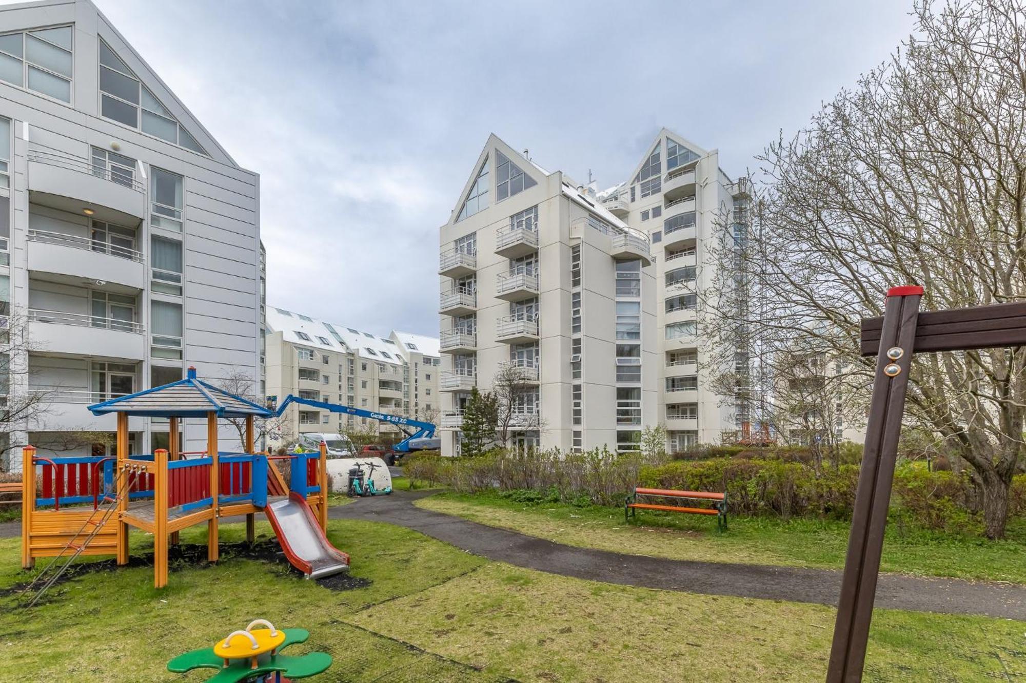 Stylish 2br With Parking In The Heart Of Apartment *