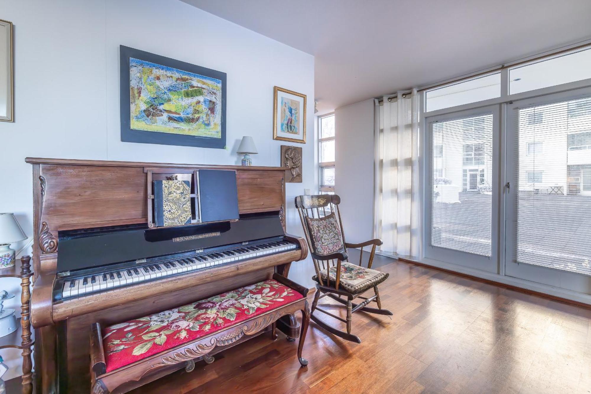 Stylish 2br With Parking In The Heart Of *