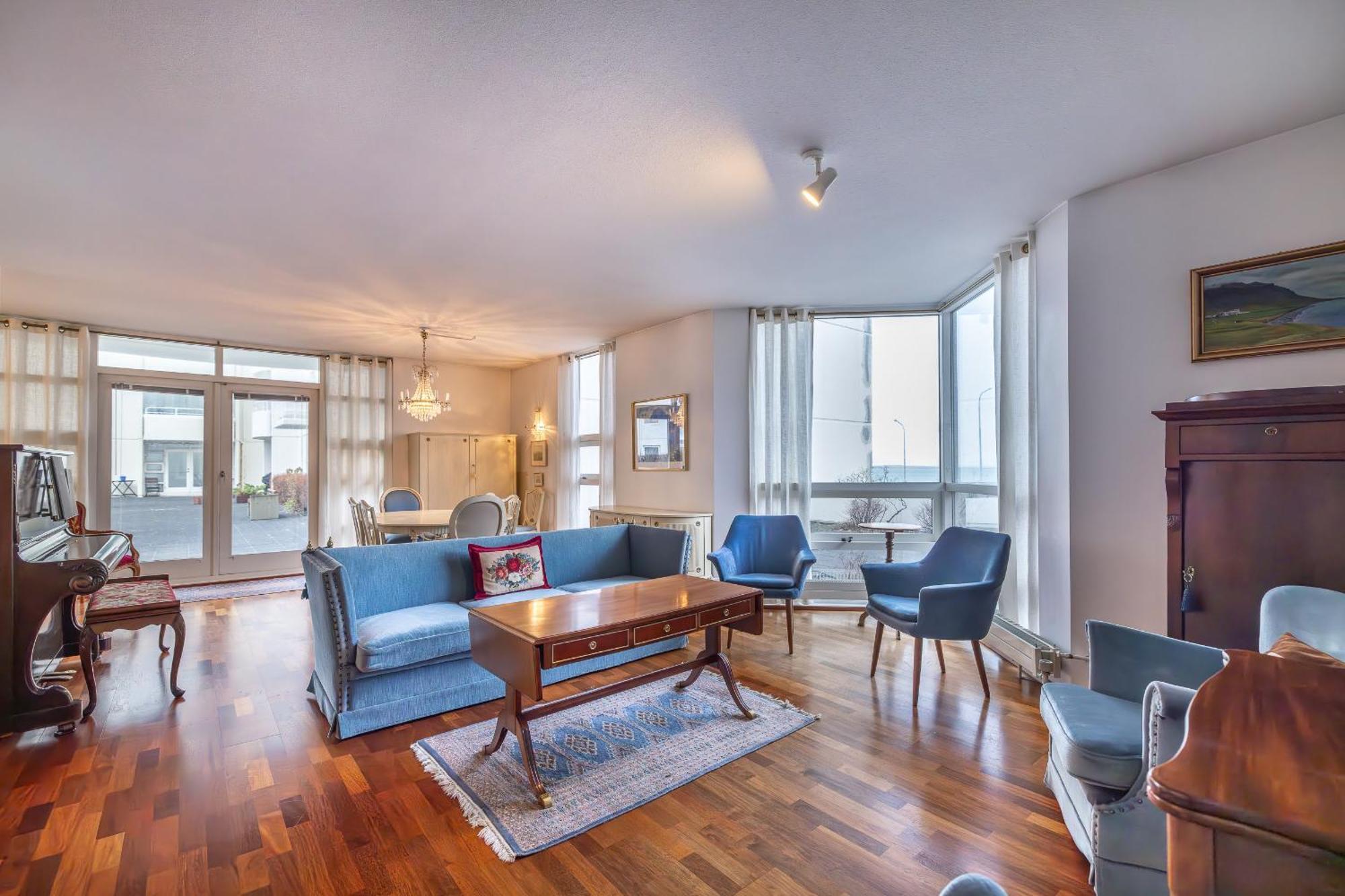 Stylish 2br With Parking In The Heart Of *