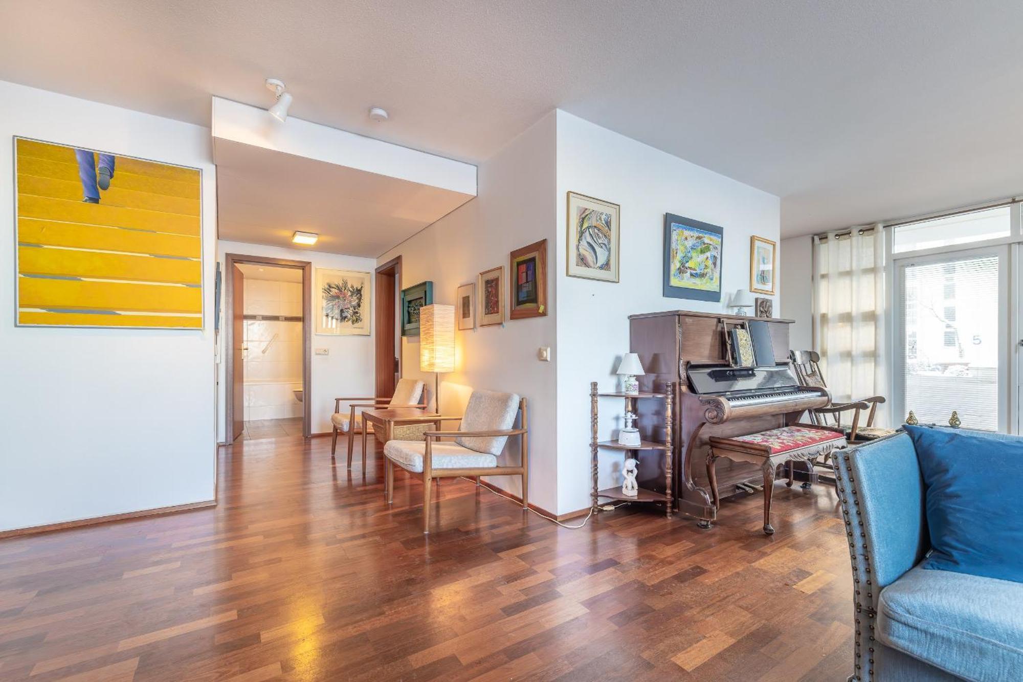 Stylish 2br With Parking In The Heart Of Apartment *