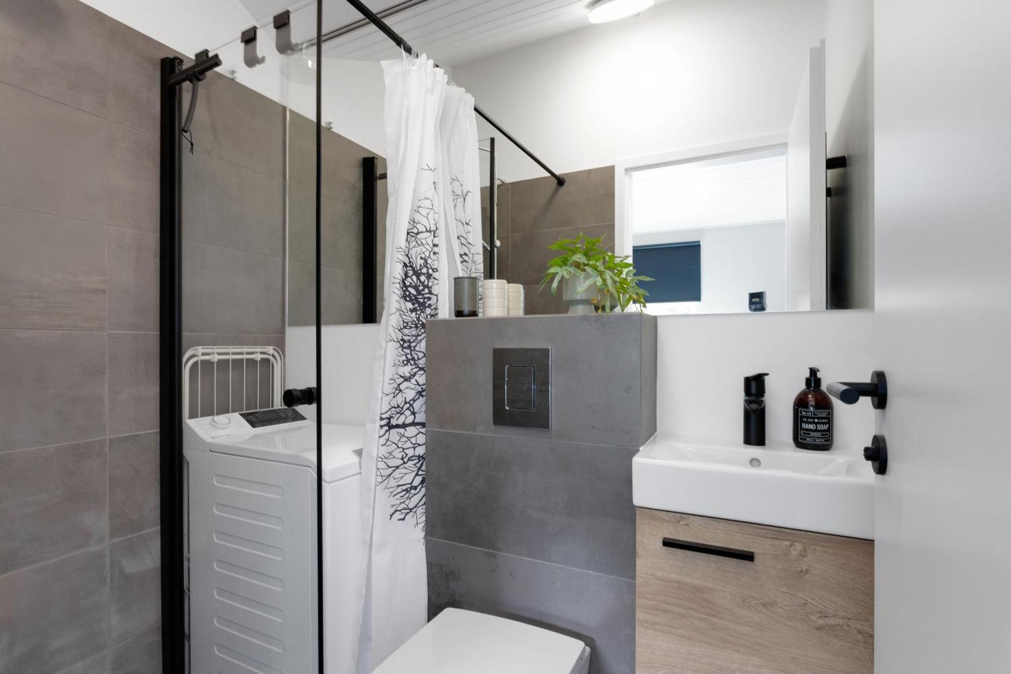 Charming Near Downtown Apartment *